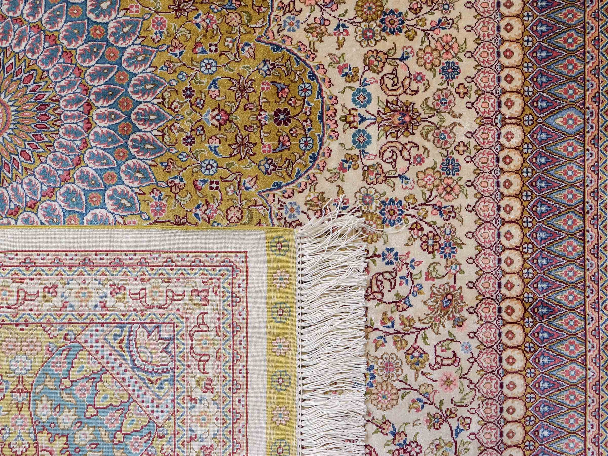 Sehr feiner handgeknüpfter Khademi Orientteppich mit Nain Design aus reiner Seide, gold, creme, blau. 249x173 cm. Vertrieb durch Jupiter Intl.