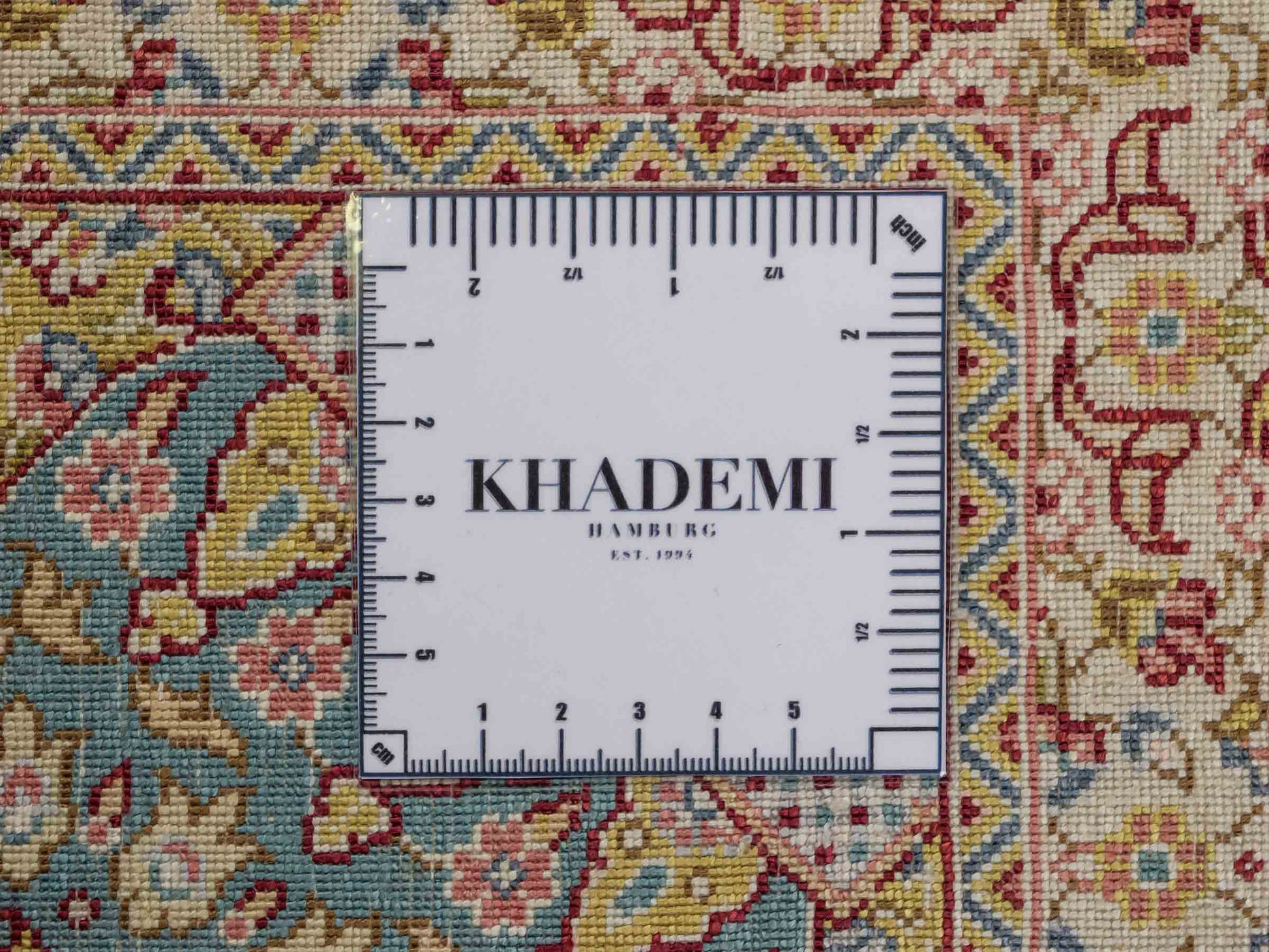 Sehr feiner handgeknüpfter Khademi Orientteppich mit Nain Design aus reiner Seide, gold, creme, blau. 249x173 cm. Vertrieb durch Jupiter Intl.