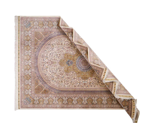 Sehr feiner handgeknüpfter Khademi Orientteppich mit Nain Design aus reiner Seide, gold, creme, blau. 249x173 cm. Vertrieb durch Jupiter Intl.