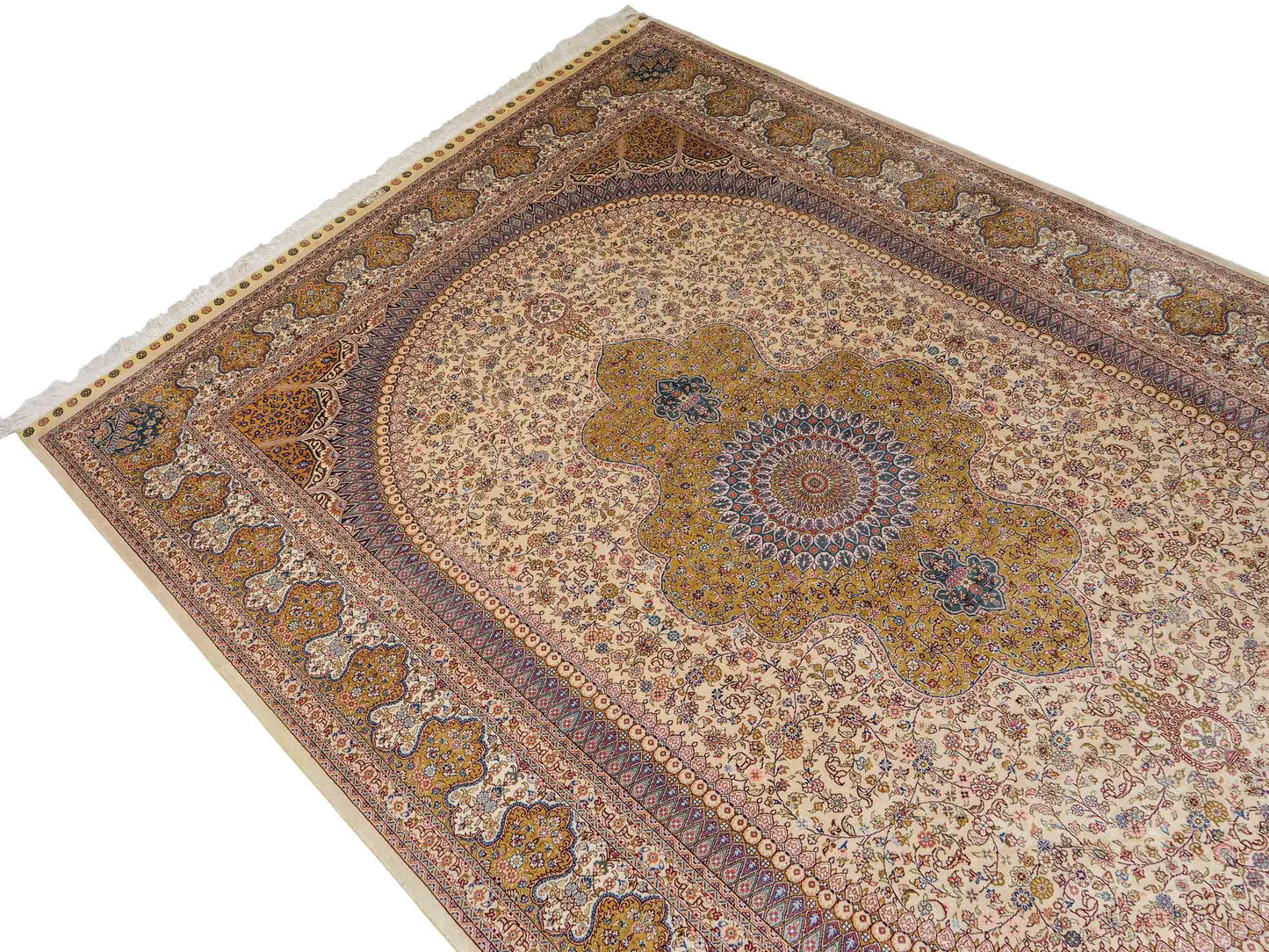 Sehr feiner handgeknüpfter Khademi Orientteppich mit Nain Design aus reiner Seide, gold, creme, blau. 249x173 cm. Vertrieb durch Jupiter Intl.