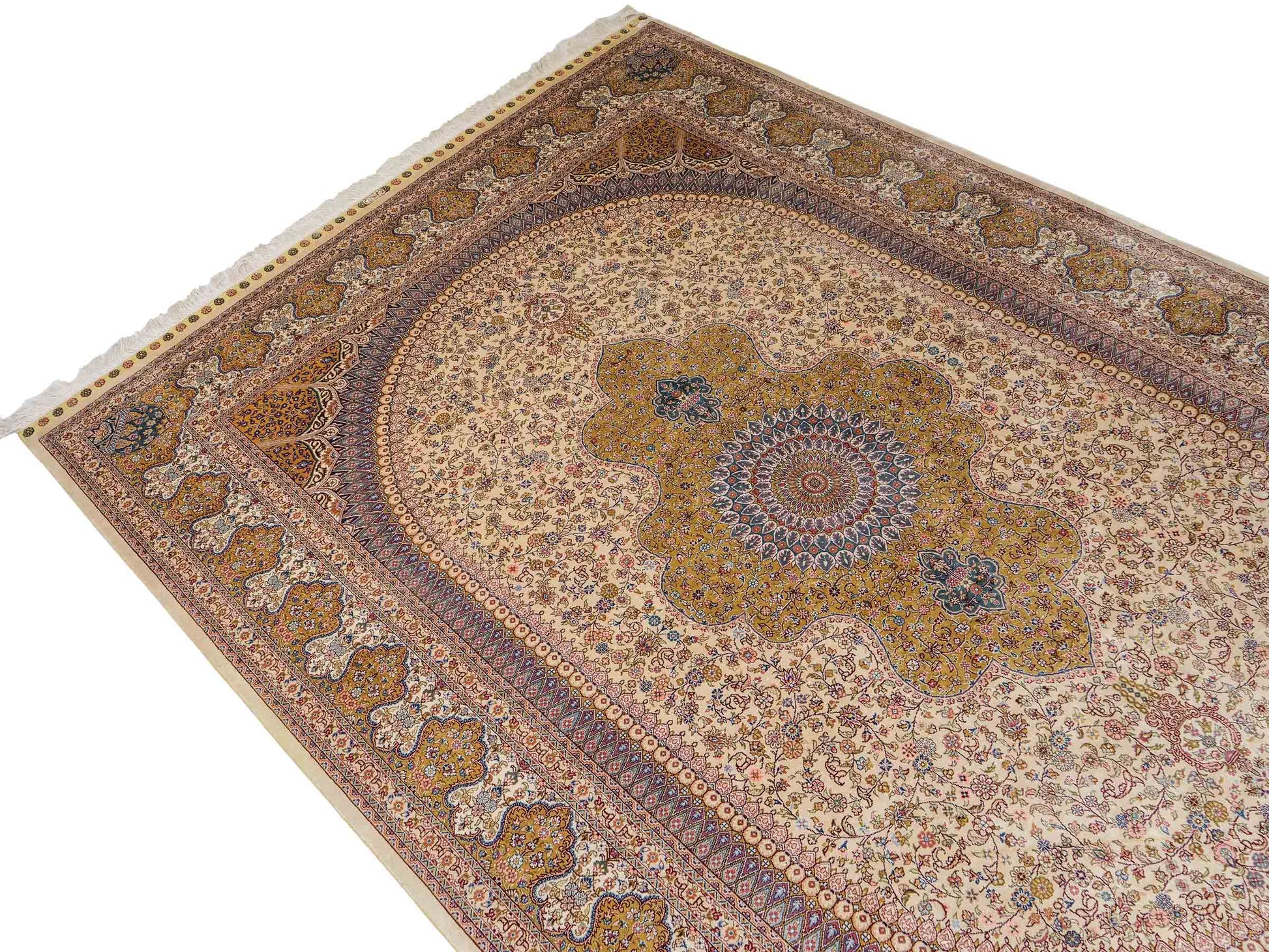 Sehr feiner handgeknüpfter Khademi Orientteppich mit Nain Design aus reiner Seide, gold, creme, blau. 249x173 cm. Vertrieb durch Jupiter Intl.