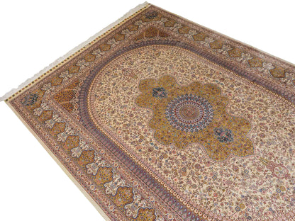 Sehr feiner handgeknüpfter Khademi Orientteppich mit Nain Design aus reiner Seide, gold, creme, blau. 249x173 cm. Vertrieb durch Jupiter Intl.