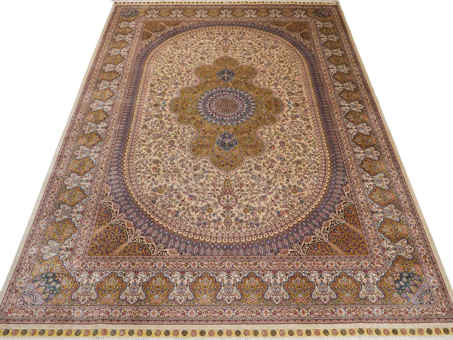 Sehr feiner handgeknüpfter Khademi Orientteppich mit Nain Design aus reiner Seide, gold, creme, blau. 249x173 cm. Vertrieb durch Jupiter Intl.