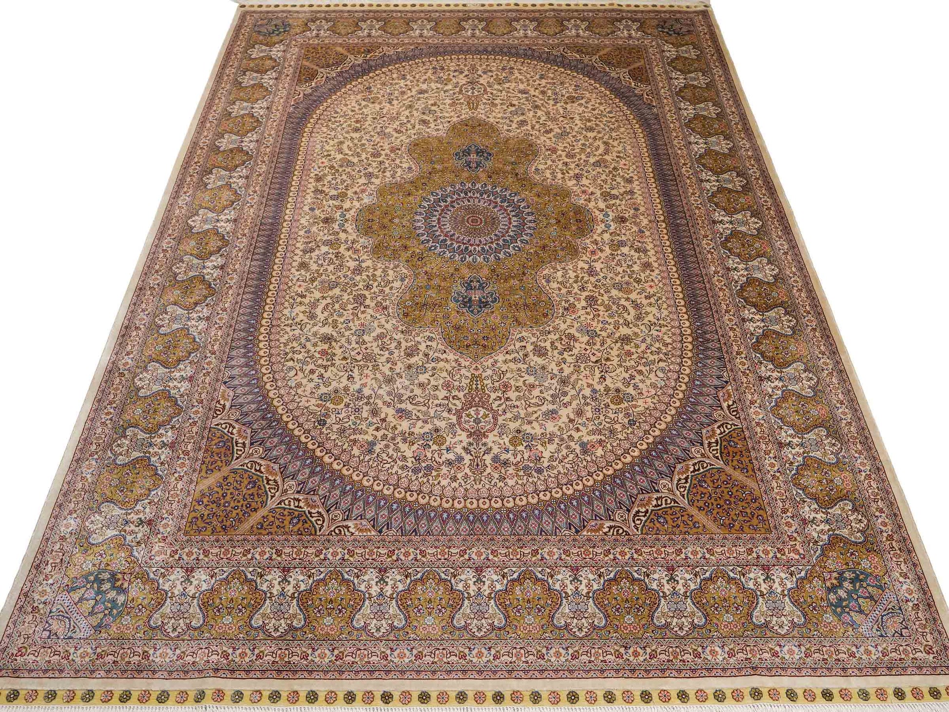 Sehr feiner handgeknüpfter Khademi Orientteppich mit Nain Design aus reiner Seide, gold, creme, blau. 249x173 cm. Vertrieb durch Jupiter Intl.