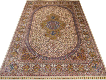 Sehr feiner handgeknüpfter Khademi Orientteppich mit Nain Design aus reiner Seide, gold, creme, blau. 249x173 cm. Vertrieb durch Jupiter Intl.