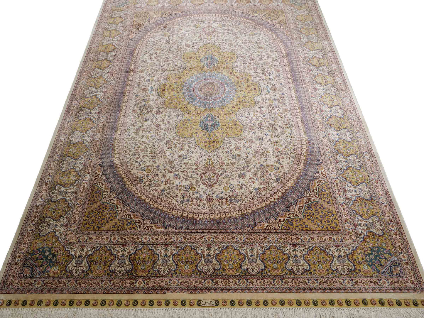 Sehr feiner handgeknüpfter Khademi Orientteppich mit Nain Design aus reiner Seide, gold, creme, blau. 249x173 cm. Vertrieb durch Jupiter Intl.