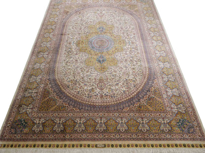 Sehr feiner handgeknüpfter Khademi Orientteppich mit Nain Design aus reiner Seide, gold, creme, blau. 249x173 cm. Vertrieb durch Jupiter Intl.