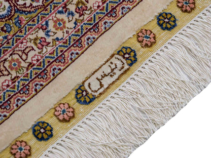 Sehr feiner handgeknüpfter Khademi Orientteppich mit Nain Design aus reiner Seide, gold, creme, blau. 249x173 cm. Vertrieb durch Jupiter Intl.