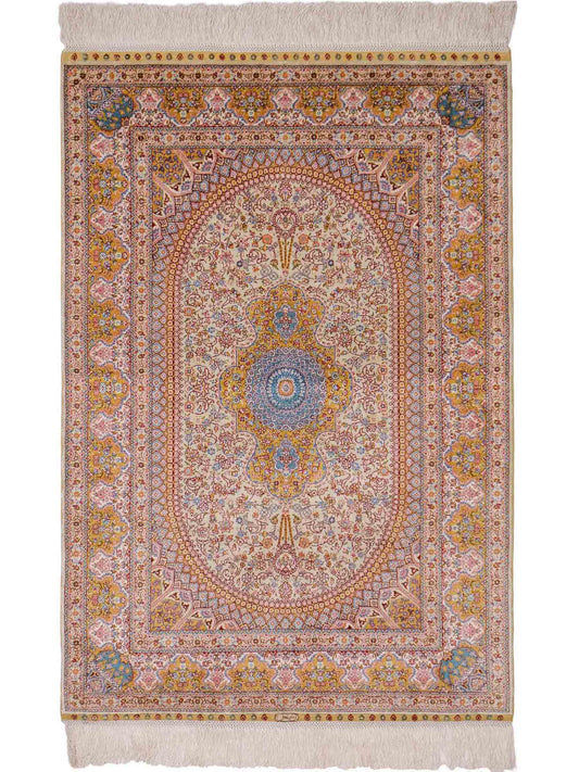 Extrem feiner, handgeknüpfter Khademi Orientteppich mit Nain Design aus purer Seide, gold, creme, blau. 93x62 cm. Vertrieb durch Jupiter Intl.
