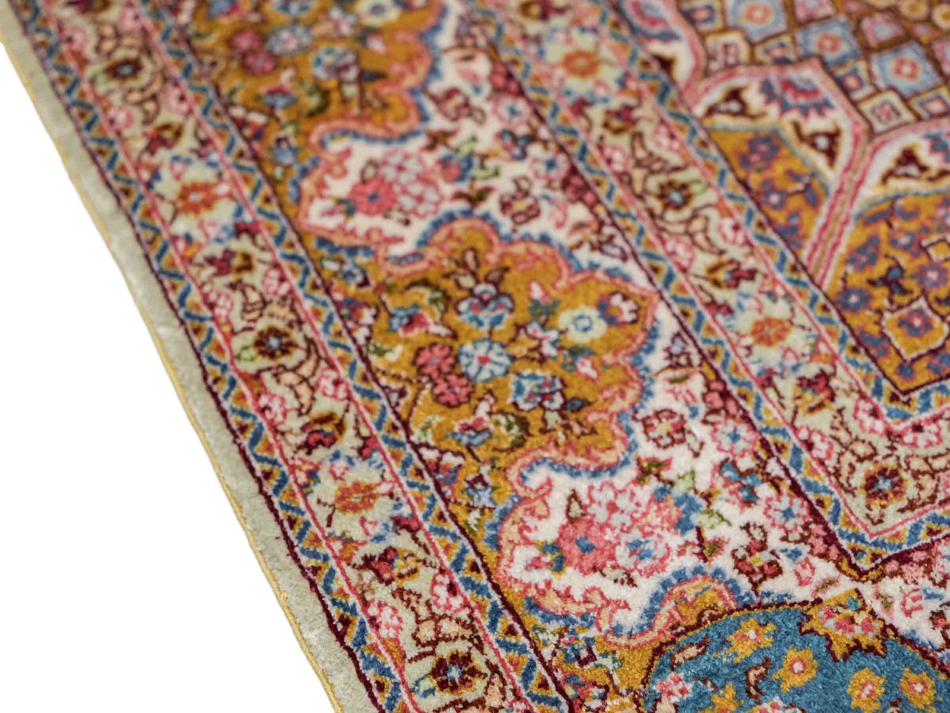 Extrem feiner, handgeknüpfter Khademi Orientteppich mit Nain Design aus purer Seide, gold, creme, blau. 93x62 cm. Vertrieb durch Jupiter Intl.