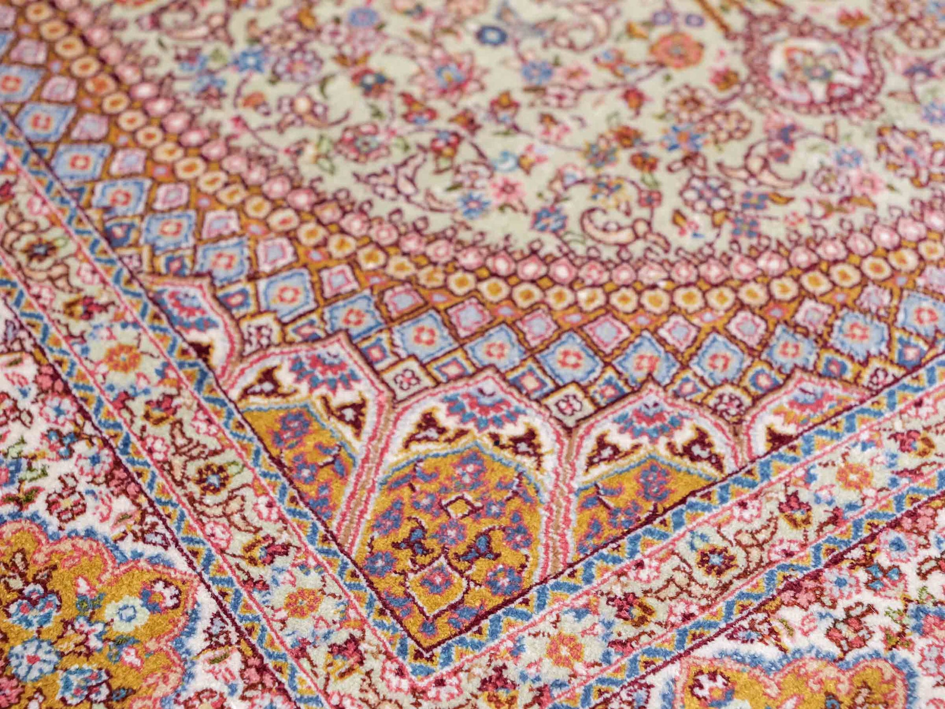 Extrem feiner, handgeknüpfter Khademi Orientteppich mit Nain Design aus purer Seide, gold, creme, blau. 93x62 cm. Vertrieb durch Jupiter Intl.