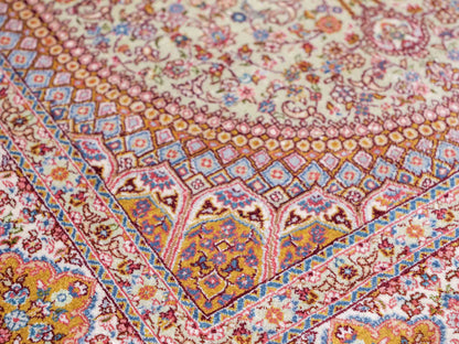 Extrem feiner, handgeknüpfter Khademi Orientteppich mit Nain Design aus purer Seide, gold, creme, blau. 93x62 cm. Vertrieb durch Jupiter Intl.