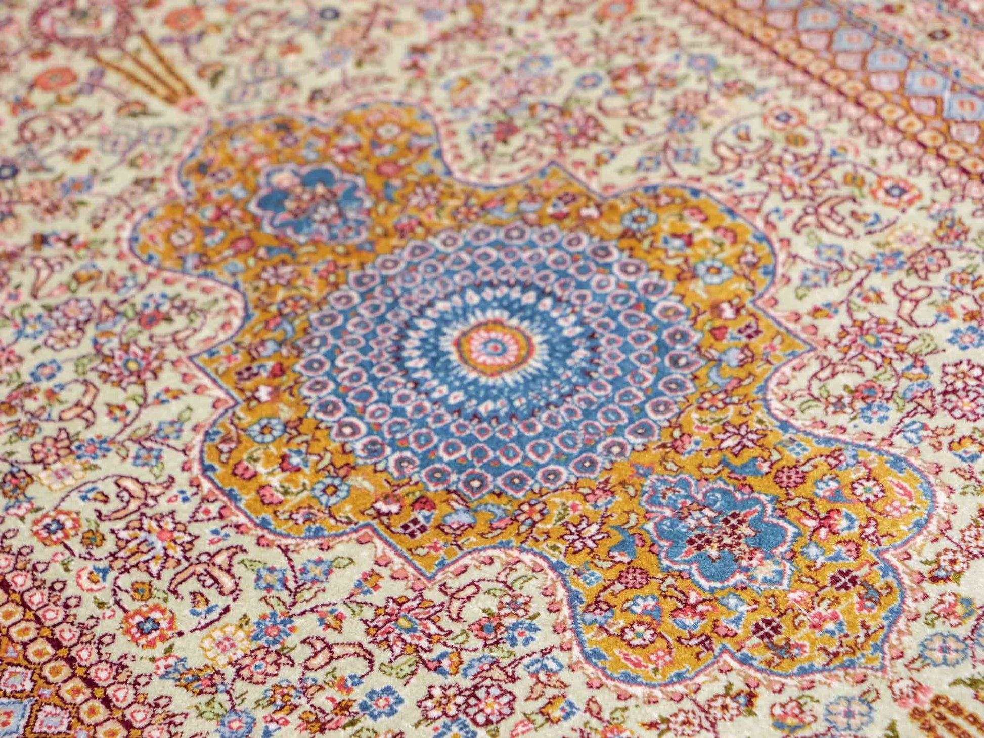 Extrem feiner, handgeknüpfter Khademi Orientteppich mit Nain Design aus purer Seide, gold, creme, blau. 93x62 cm. Vertrieb durch Jupiter Intl.