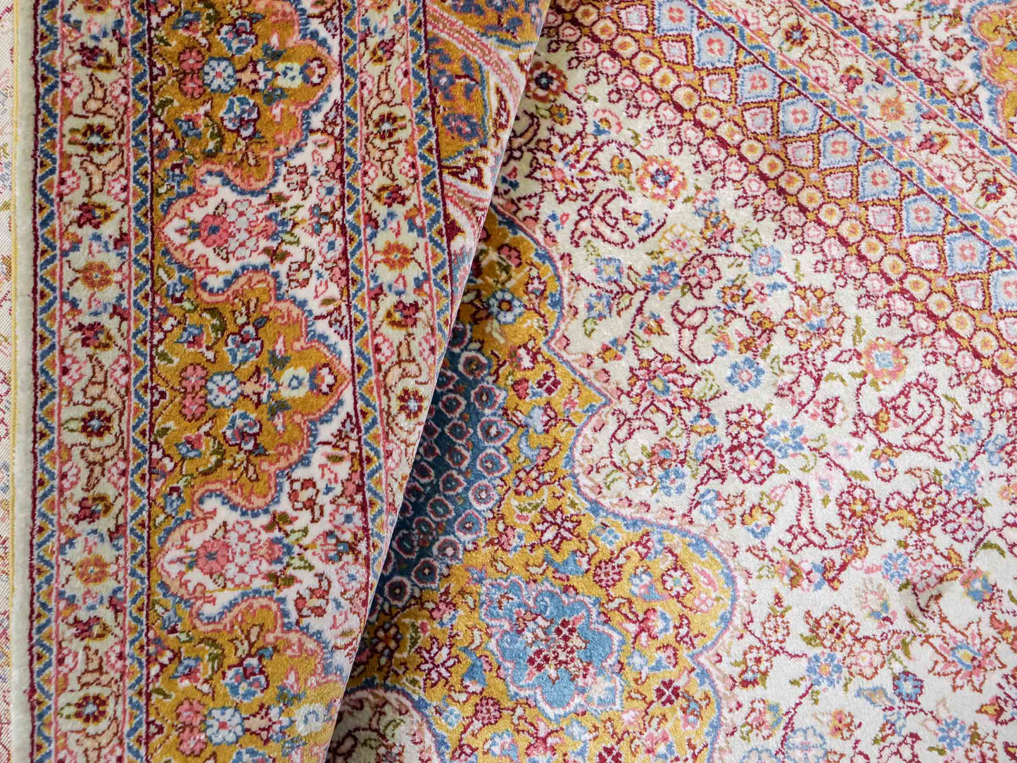 Extrem feiner, handgeknüpfter Khademi Orientteppich mit Nain Design aus purer Seide, gold, creme, blau. 93x62 cm. Vertrieb durch Jupiter Intl.
