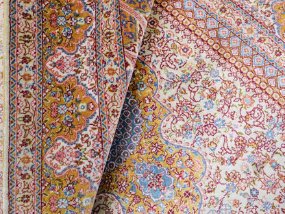 Extrem feiner, handgeknüpfter Khademi Orientteppich mit Nain Design aus purer Seide, gold, creme, blau. 93x62 cm. Vertrieb durch Jupiter Intl.