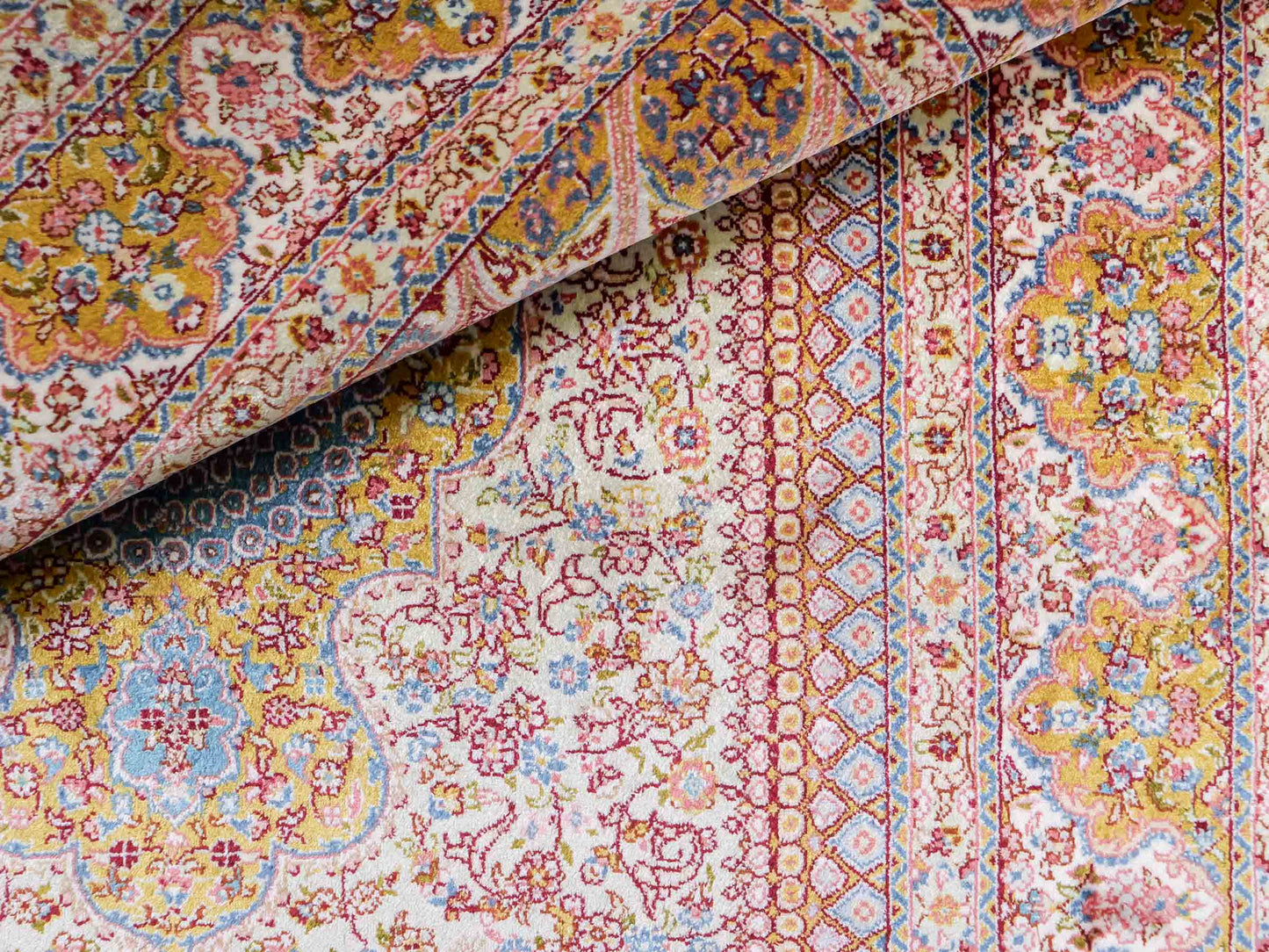 Extrem feiner, handgeknüpfter Khademi Orientteppich mit Nain Design aus purer Seide, gold, creme, blau. 93x62 cm. Vertrieb durch Jupiter Intl.