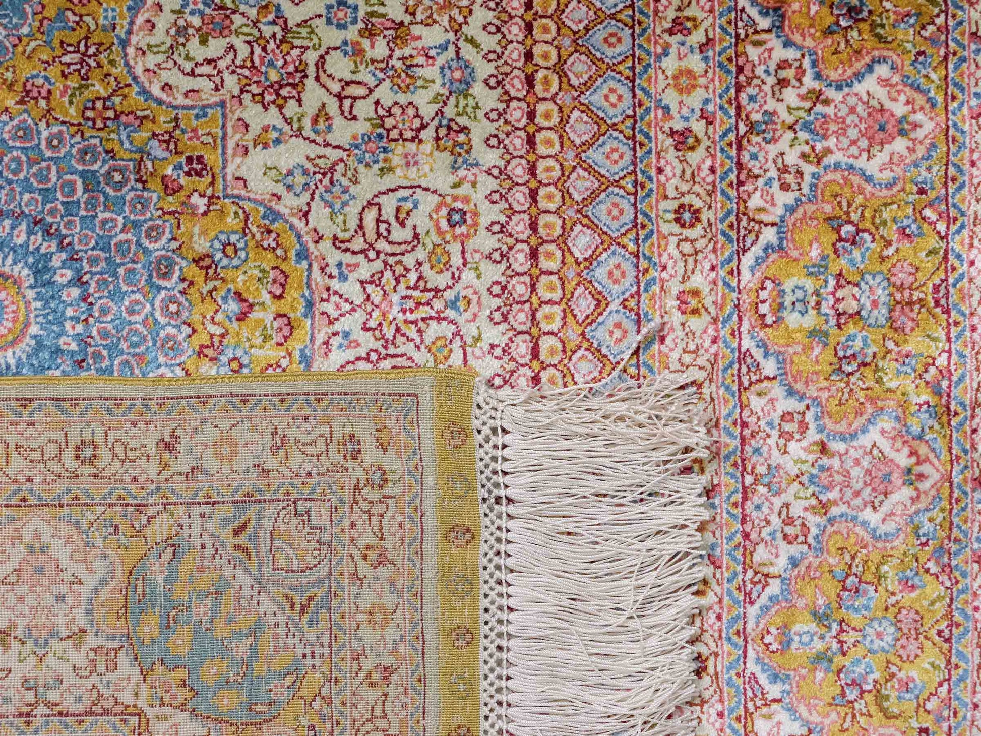 Extrem feiner, handgeknüpfter Khademi Orientteppich mit Nain Design aus purer Seide, gold, creme, blau. 93x62 cm. Vertrieb durch Jupiter Intl.