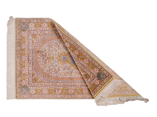 Extrem feiner, handgeknüpfter Khademi Orientteppich mit Nain Design aus purer Seide, gold, creme, blau. 93x62 cm. Vertrieb durch Jupiter Intl.