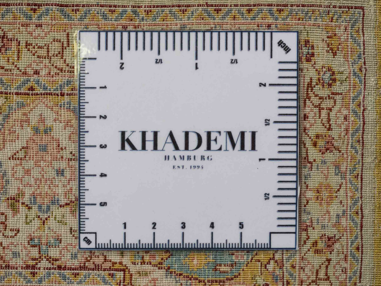 Extrem feiner, handgeknüpfter Khademi Orientteppich mit Nain Design aus purer Seide, gold, creme, blau. 93x62 cm. Vertrieb durch Jupiter Intl.