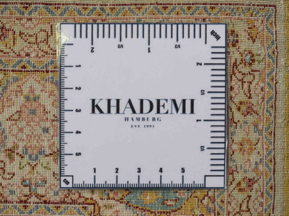 Extrem feiner, handgeknüpfter Khademi Orientteppich mit Nain Design aus purer Seide, gold, creme, blau. 93x62 cm. Vertrieb durch Jupiter Intl.