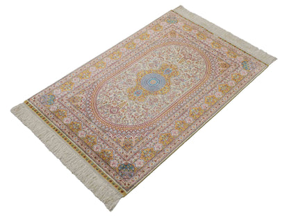 Extrem feiner, handgeknüpfter Khademi Orientteppich mit Nain Design aus purer Seide, gold, creme, blau. 93x62 cm. Vertrieb durch Jupiter Intl.