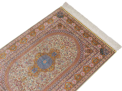 Extrem feiner, handgeknüpfter Khademi Orientteppich mit Nain Design aus purer Seide, gold, creme, blau. 93x62 cm. Vertrieb durch Jupiter Intl.