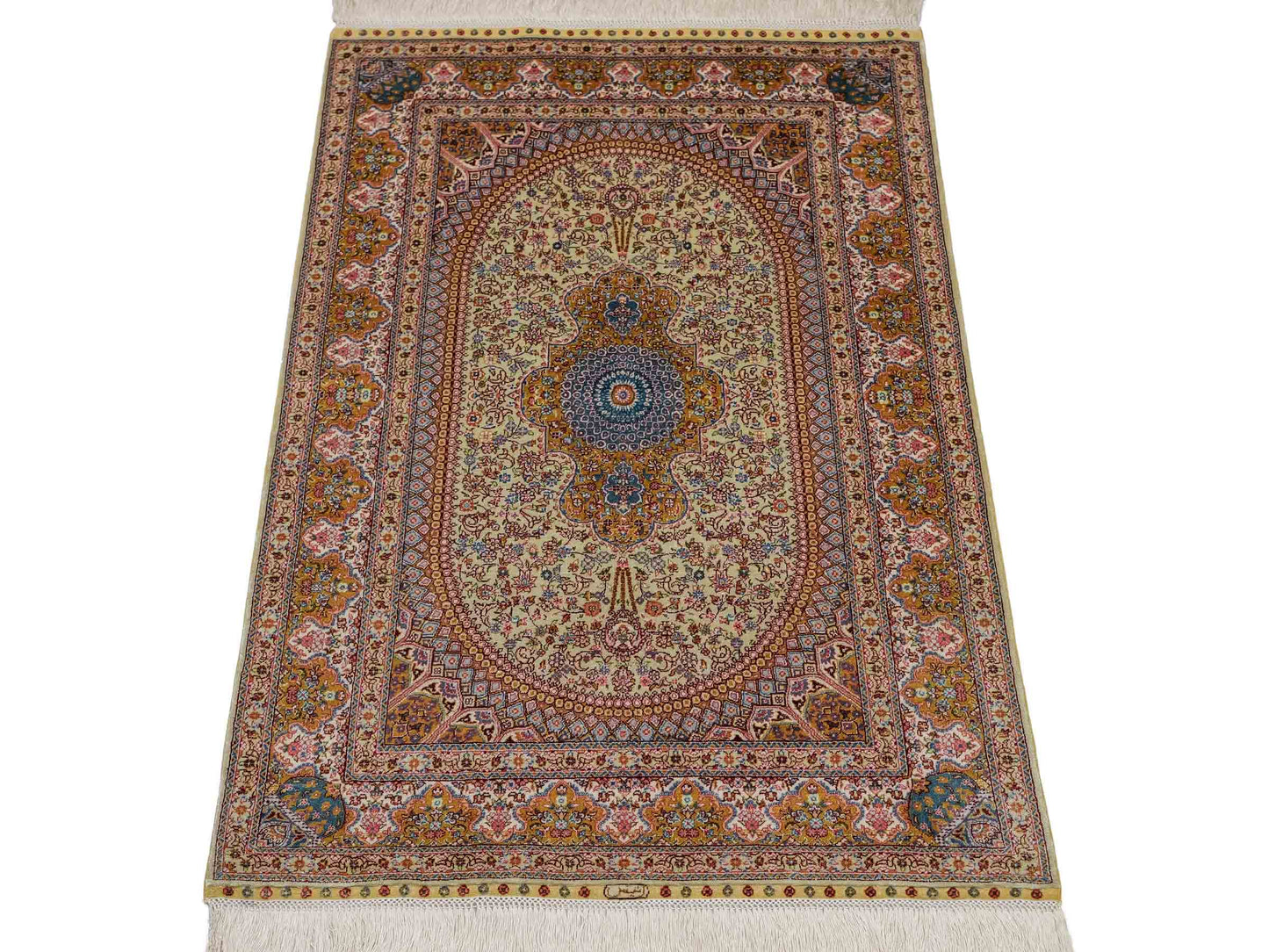 Extrem feiner, handgeknüpfter Khademi Orientteppich mit Nain Design aus purer Seide, gold, creme, blau. 93x62 cm. Vertrieb durch Jupiter Intl.