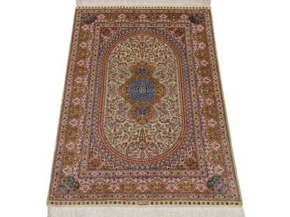 Extrem feiner, handgeknüpfter Khademi Orientteppich mit Nain Design aus purer Seide, gold, creme, blau. 93x62 cm. Vertrieb durch Jupiter Intl.
