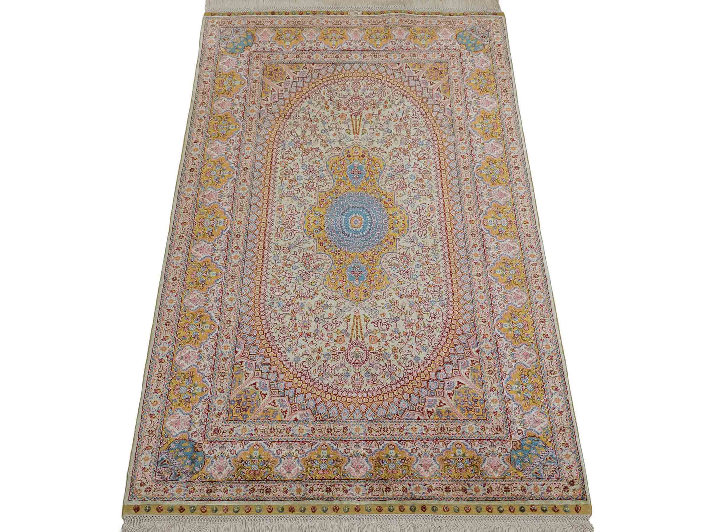 Extrem feiner, handgeknüpfter Khademi Orientteppich mit Nain Design aus purer Seide, gold, creme, blau. 93x62 cm. Vertrieb durch Jupiter Intl.