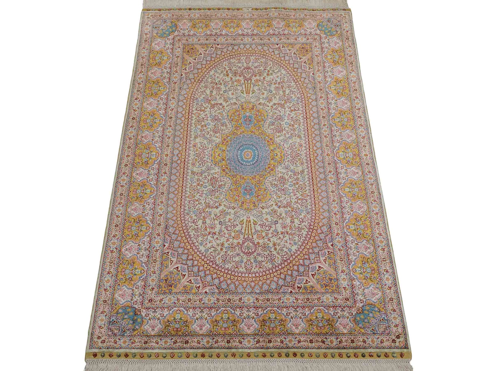 Extrem feiner, handgeknüpfter Khademi Orientteppich mit Nain Design aus purer Seide, gold, creme, blau. 93x62 cm. Vertrieb durch Jupiter Intl.