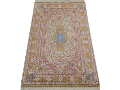 Extrem feiner, handgeknüpfter Khademi Orientteppich mit Nain Design aus purer Seide, gold, creme, blau. 93x62 cm. Vertrieb durch Jupiter Intl.