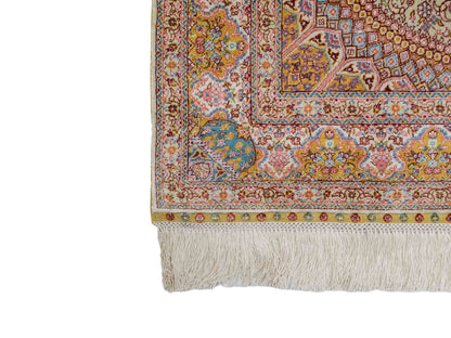 Extrem feiner, handgeknüpfter Khademi Orientteppich mit Nain Design aus purer Seide, gold, creme, blau. 93x62 cm. Vertrieb durch Jupiter Intl.