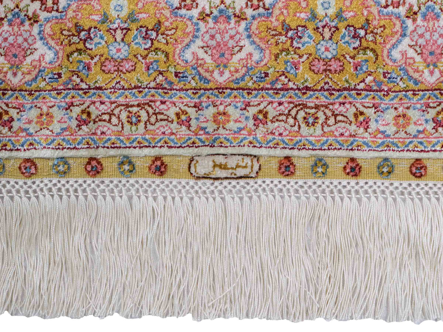 Extrem feiner, handgeknüpfter Khademi Orientteppich mit Nain Design aus purer Seide, gold, creme, blau. 93x62 cm. Vertrieb durch Jupiter Intl.