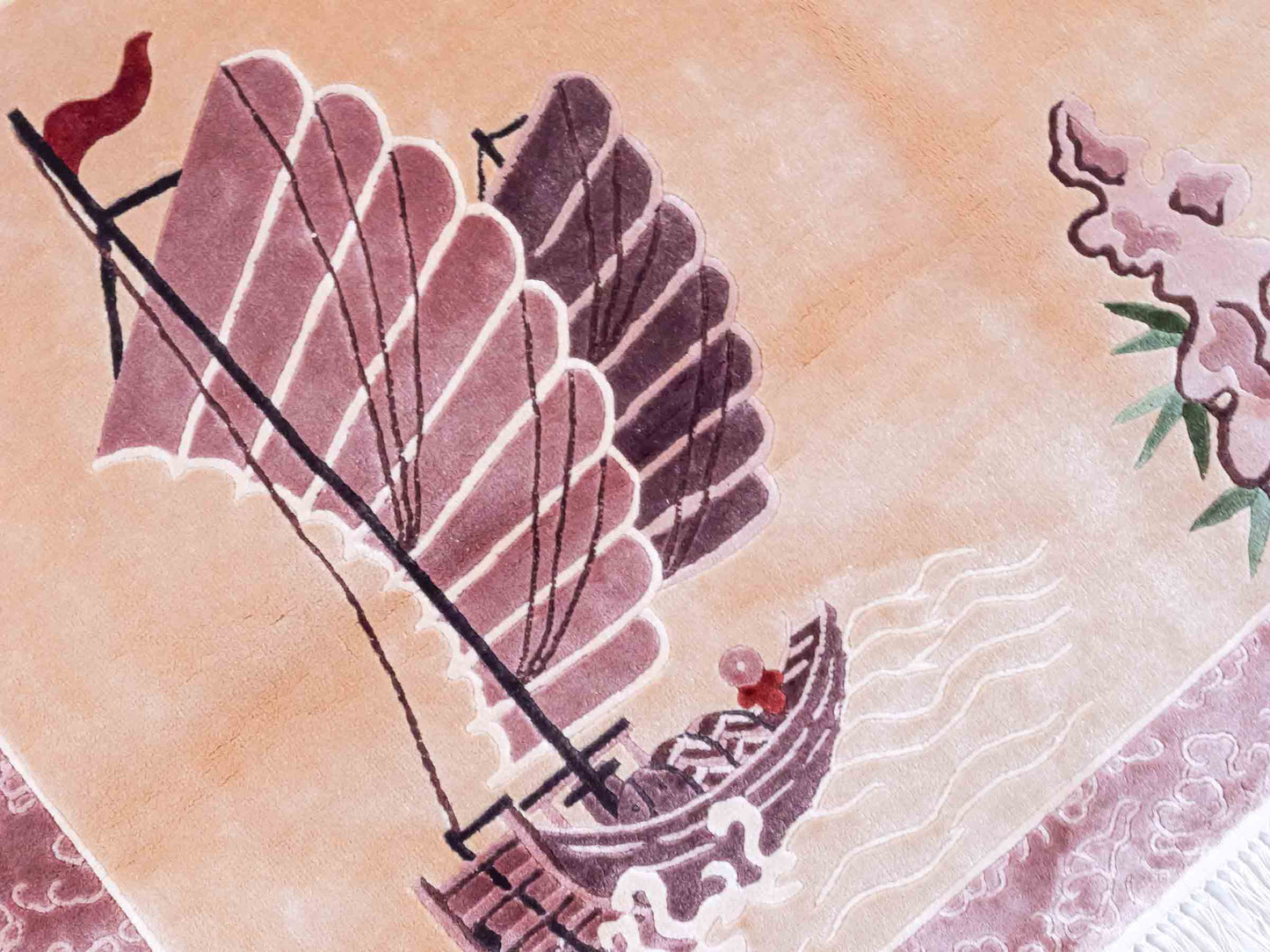 Handgeknüpfter Peking Seidenteppich / Wandteppich von Khademi aus Seide, beige mit Bildmotiv. Feiner, chinesischer Teppich mit Lebensbaum. Orientteppich, geknüpft in China. Größe: 122 x 79 cm. Teppichnummer: SB3-1101 | Jupiter Intl
