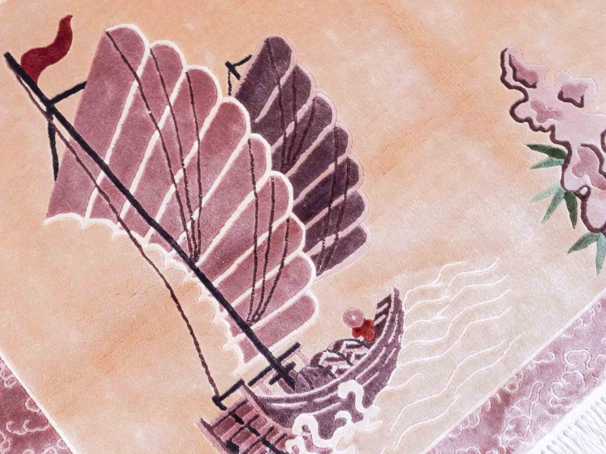 Handgeknüpfter Peking Seidenteppich / Wandteppich von Khademi aus Seide, beige mit Bildmotiv. Feiner, chinesischer Teppich mit Lebensbaum. Orientteppich, geknüpft in China. Größe: 122 x 79 cm. Teppichnummer: SB3-1101 | Jupiter Intl