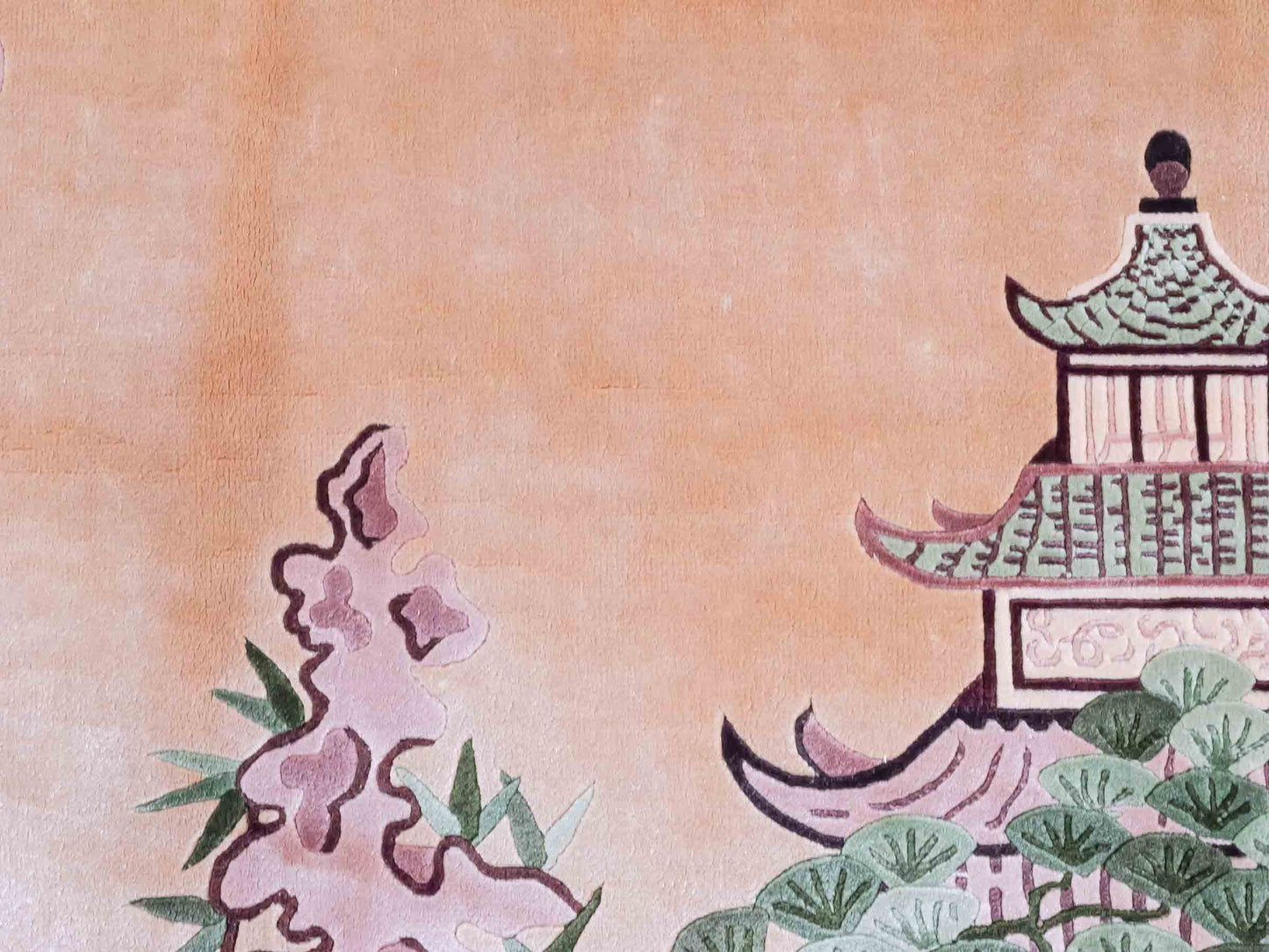 Handgeknüpfter Peking Seidenteppich / Wandteppich von Khademi aus Seide, beige mit Bildmotiv. Feiner, chinesischer Teppich mit Lebensbaum. Orientteppich, geknüpft in China. Größe: 122 x 79 cm. Teppichnummer: SB3-1101 | Jupiter Intl
