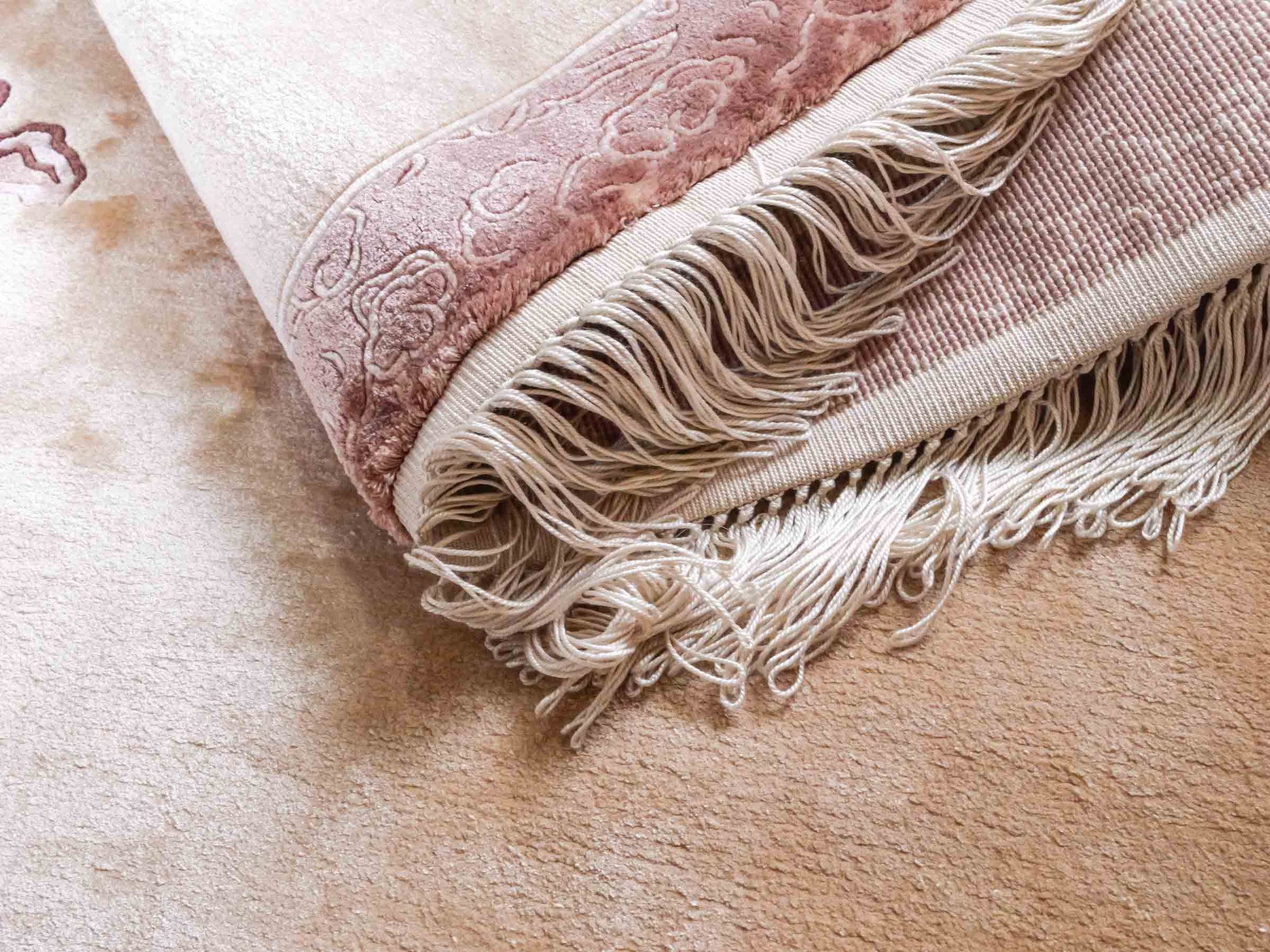 Handgeknüpfter Peking Seidenteppich / Wandteppich von Khademi aus Seide, beige mit Bildmotiv. Feiner, chinesischer Teppich mit Lebensbaum. Orientteppich, geknüpft in China. Größe: 122 x 79 cm. Teppichnummer: SB3-1101 | Jupiter Intl