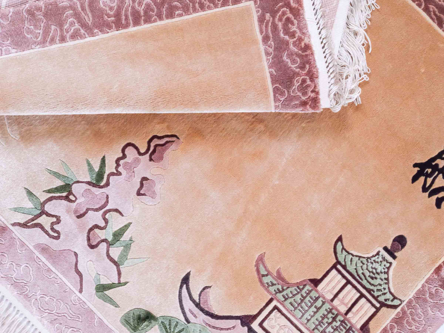 Handgeknüpfter Peking Seidenteppich / Wandteppich von Khademi aus Seide, beige mit Bildmotiv. Feiner, chinesischer Teppich mit Lebensbaum. Orientteppich, geknüpft in China. Größe: 122 x 79 cm. Teppichnummer: SB3-1101 | Jupiter Intl