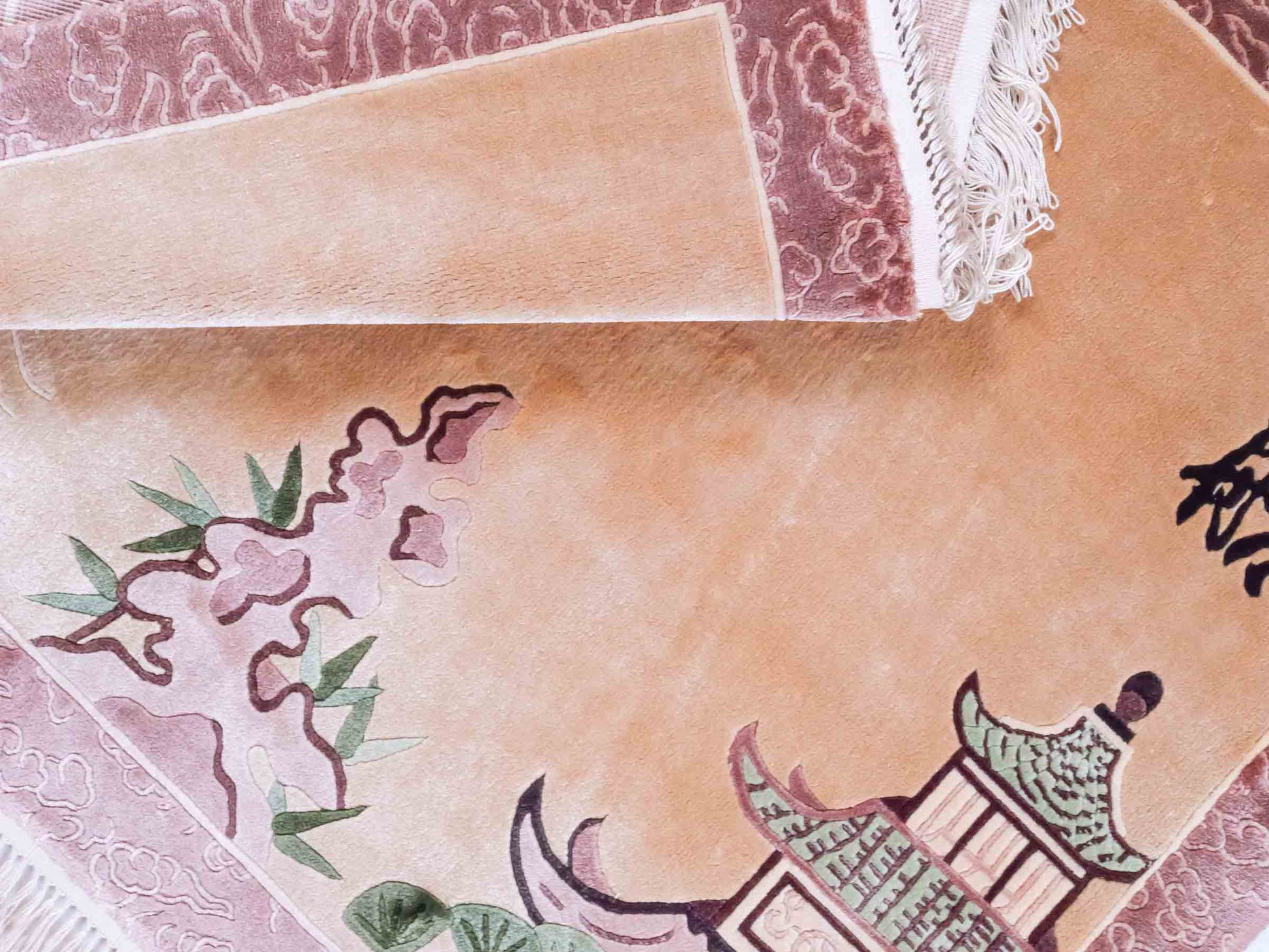 Handgeknüpfter Peking Seidenteppich / Wandteppich von Khademi aus Seide, beige mit Bildmotiv. Feiner, chinesischer Teppich mit Lebensbaum. Orientteppich, geknüpft in China. Größe: 122 x 79 cm. Teppichnummer: SB3-1101 | Jupiter Intl