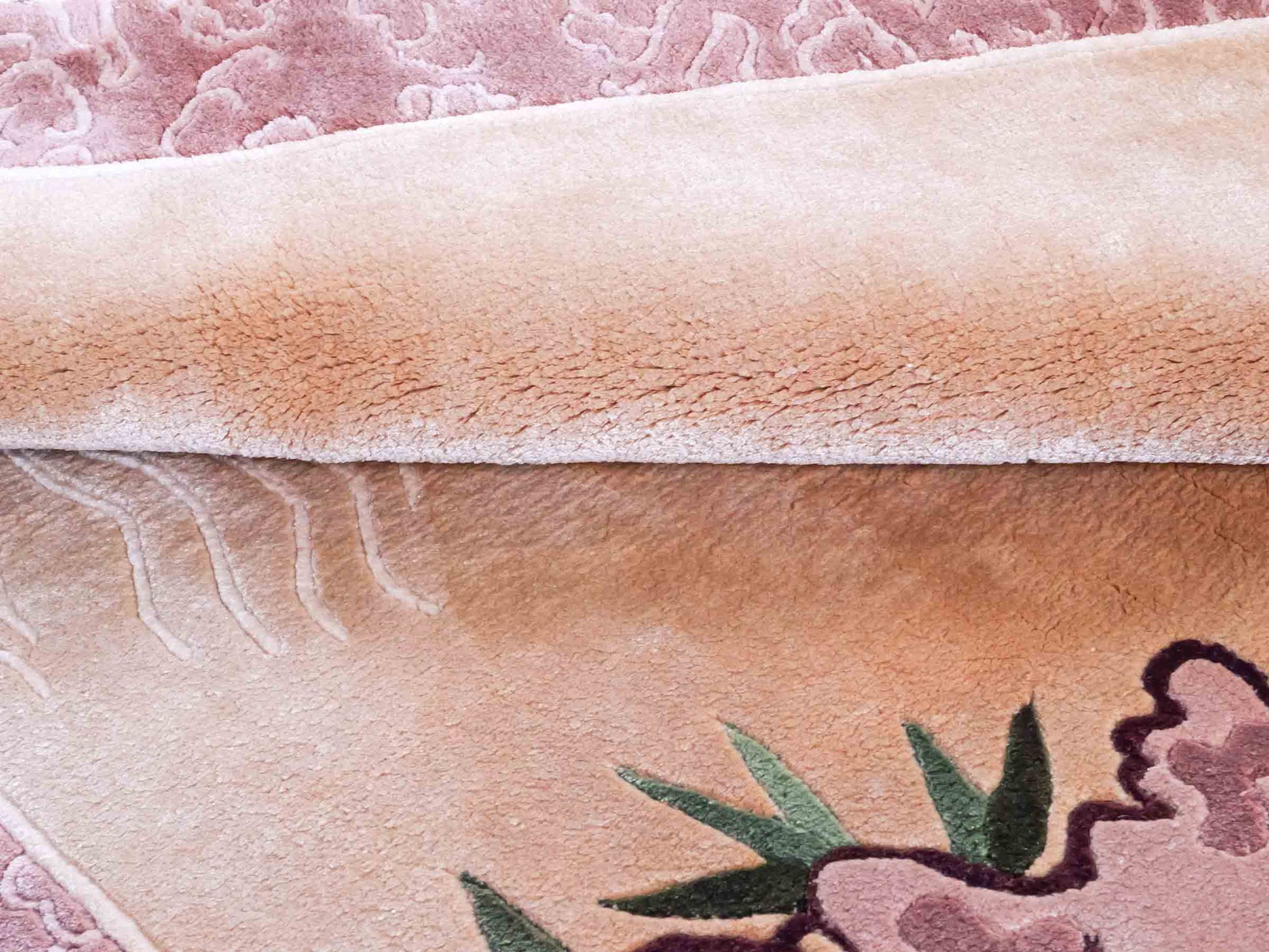 Handgeknüpfter Peking Seidenteppich / Wandteppich von Khademi aus Seide, beige mit Bildmotiv. Feiner, chinesischer Teppich mit Lebensbaum. Orientteppich, geknüpft in China. Größe: 122 x 79 cm. Teppichnummer: SB3-1101 | Jupiter Intl