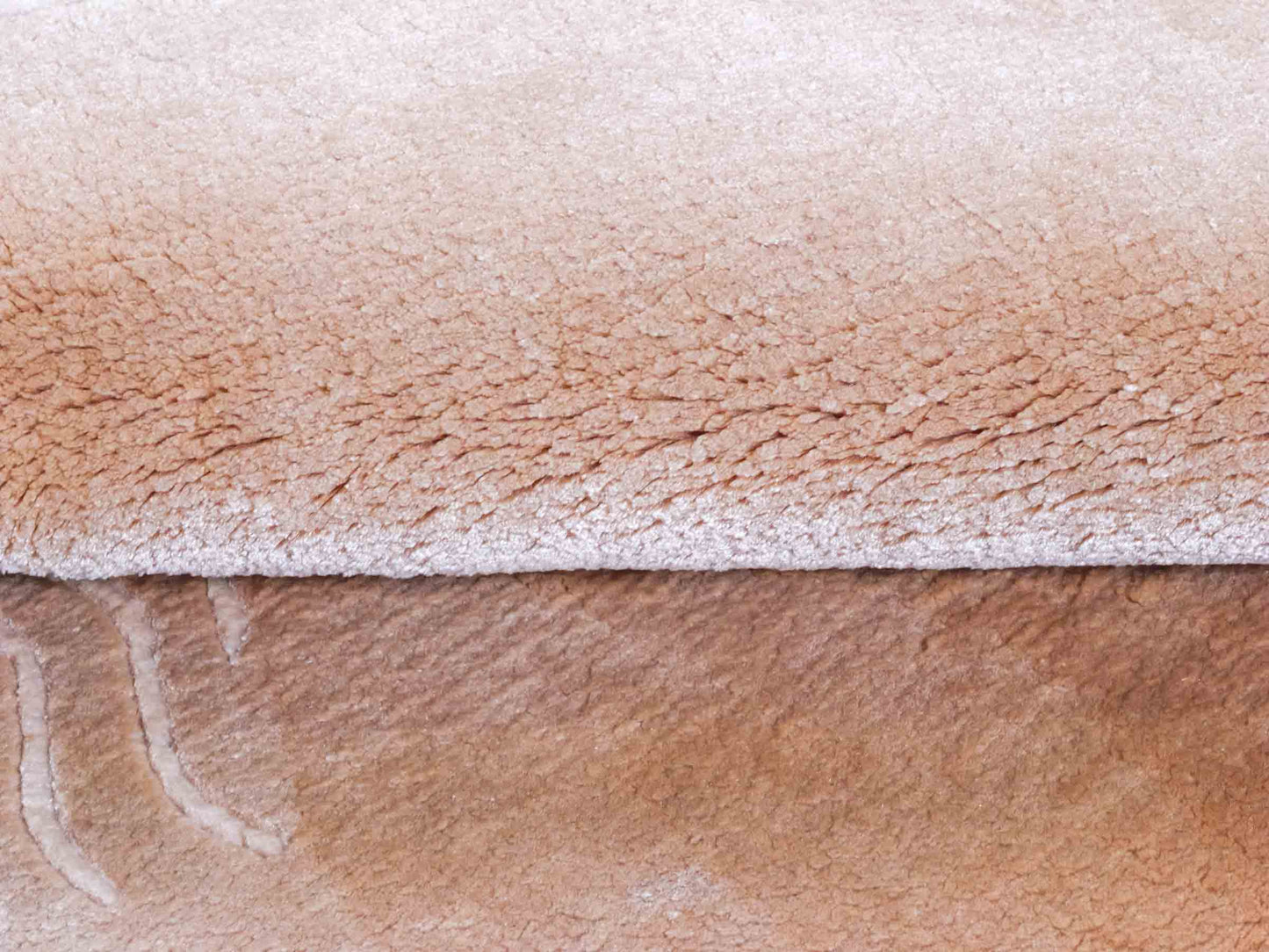 Handgeknüpfter Peking Seidenteppich / Wandteppich von Khademi aus Seide, beige mit Bildmotiv. Feiner, chinesischer Teppich mit Lebensbaum. Orientteppich, geknüpft in China. Größe: 122 x 79 cm. Teppichnummer: SB3-1101 | Jupiter Intl
