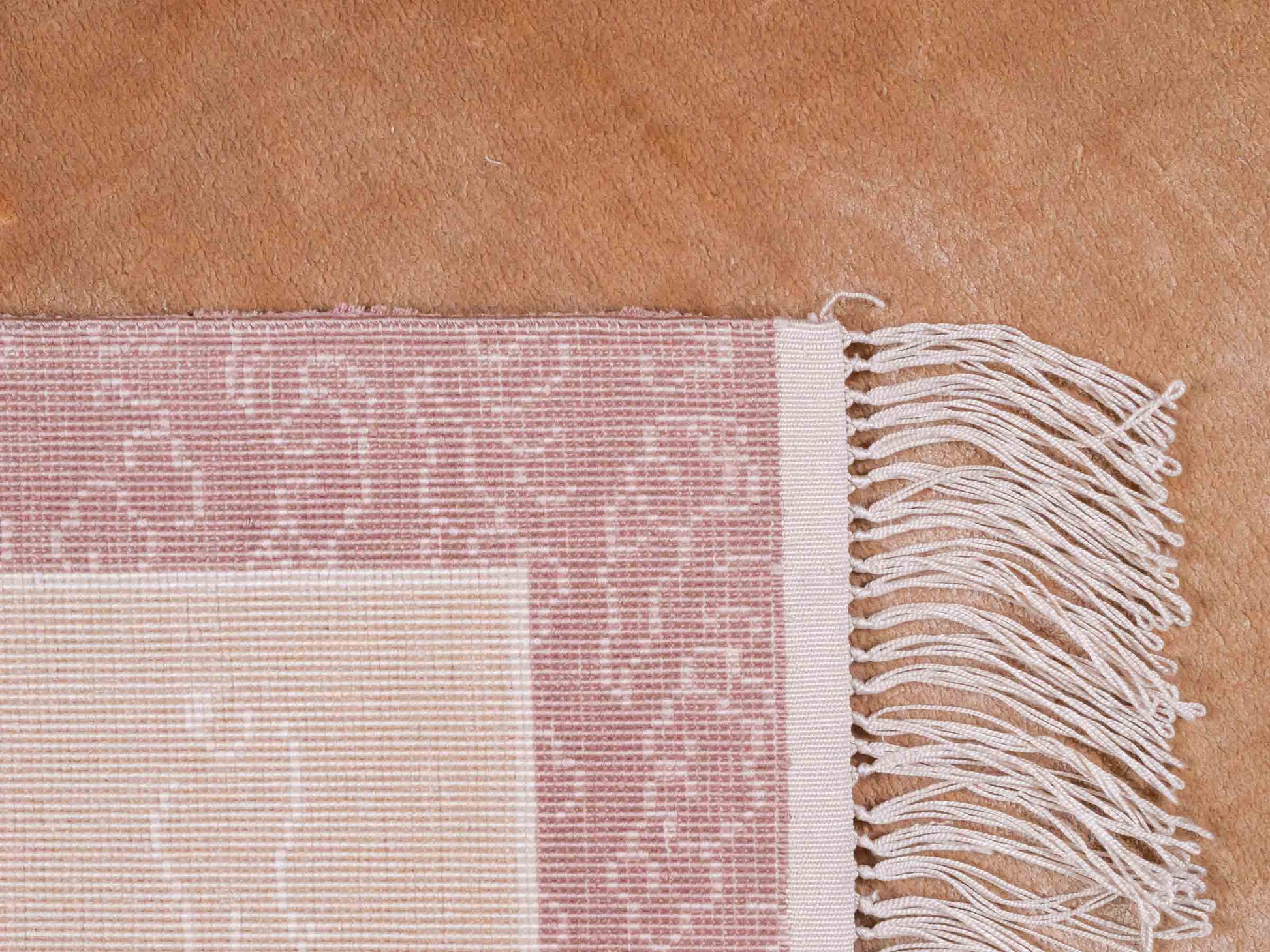 Handgeknüpfter Peking Seidenteppich / Wandteppich von Khademi aus Seide, beige mit Bildmotiv. Feiner, chinesischer Teppich mit Lebensbaum. Orientteppich, geknüpft in China. Größe: 122 x 79 cm. Teppichnummer: SB3-1101 | Jupiter Intl