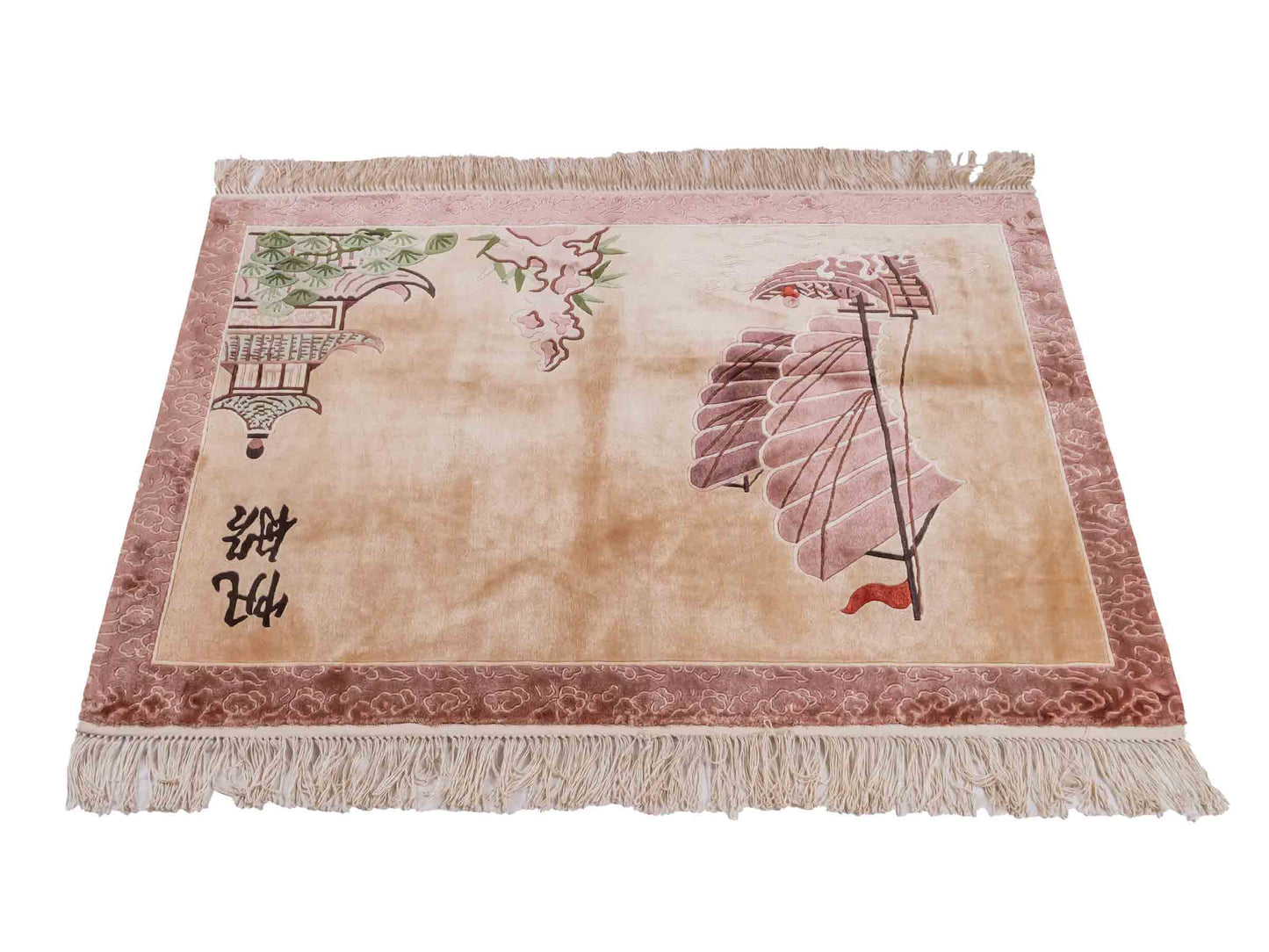 Handgeknüpfter Peking Seidenteppich / Wandteppich von Khademi aus Seide, beige mit Bildmotiv. Feiner, chinesischer Teppich mit Lebensbaum. Orientteppich, geknüpft in China. Größe: 122 x 79 cm. Teppichnummer: SB3-1101 | Jupiter Intl