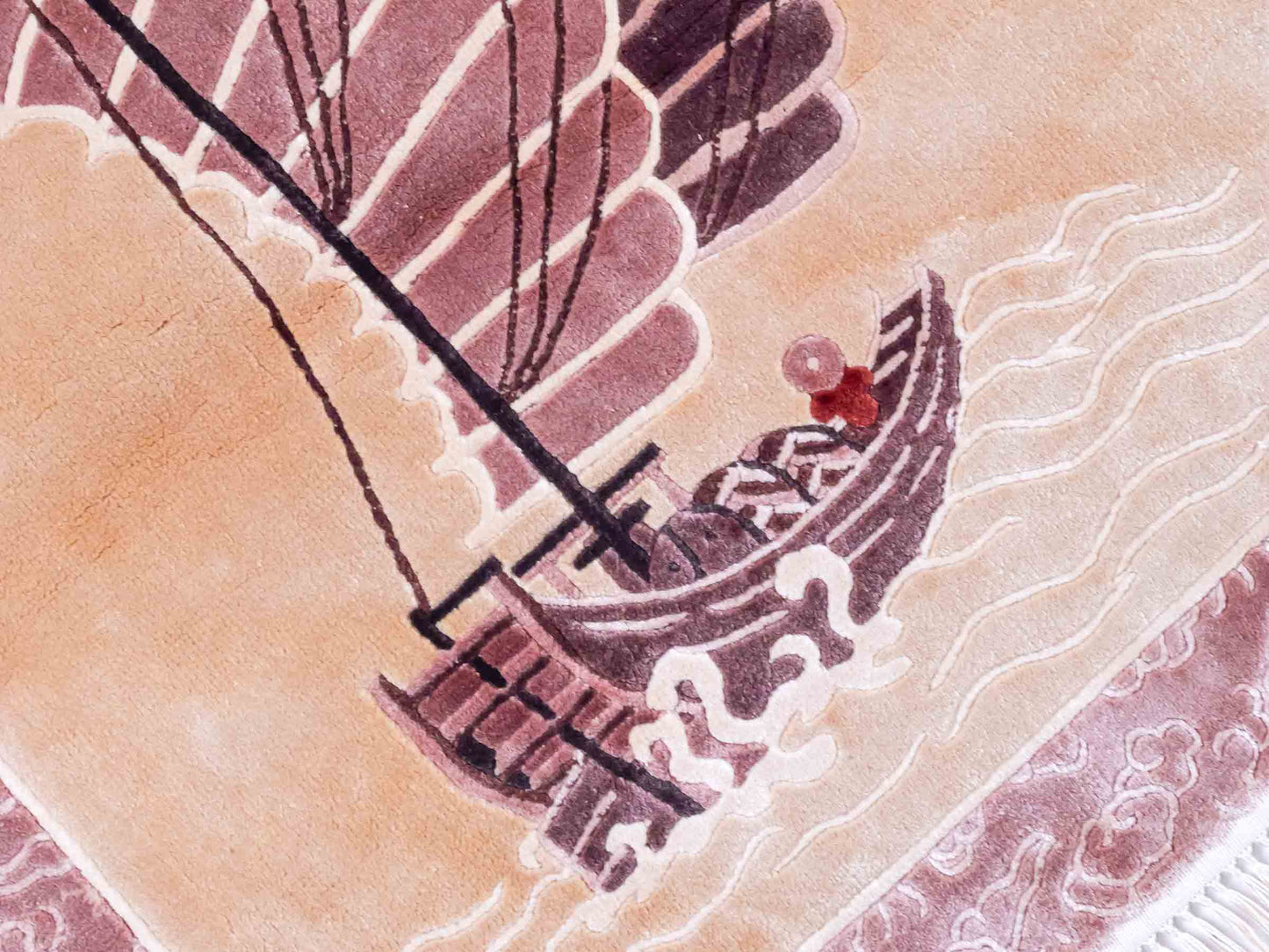 Handgeknüpfter Peking Seidenteppich / Wandteppich von Khademi aus Seide, beige mit Bildmotiv. Feiner, chinesischer Teppich mit Lebensbaum. Orientteppich, geknüpft in China. Größe: 122 x 79 cm. Teppichnummer: SB3-1101 | Jupiter Intl