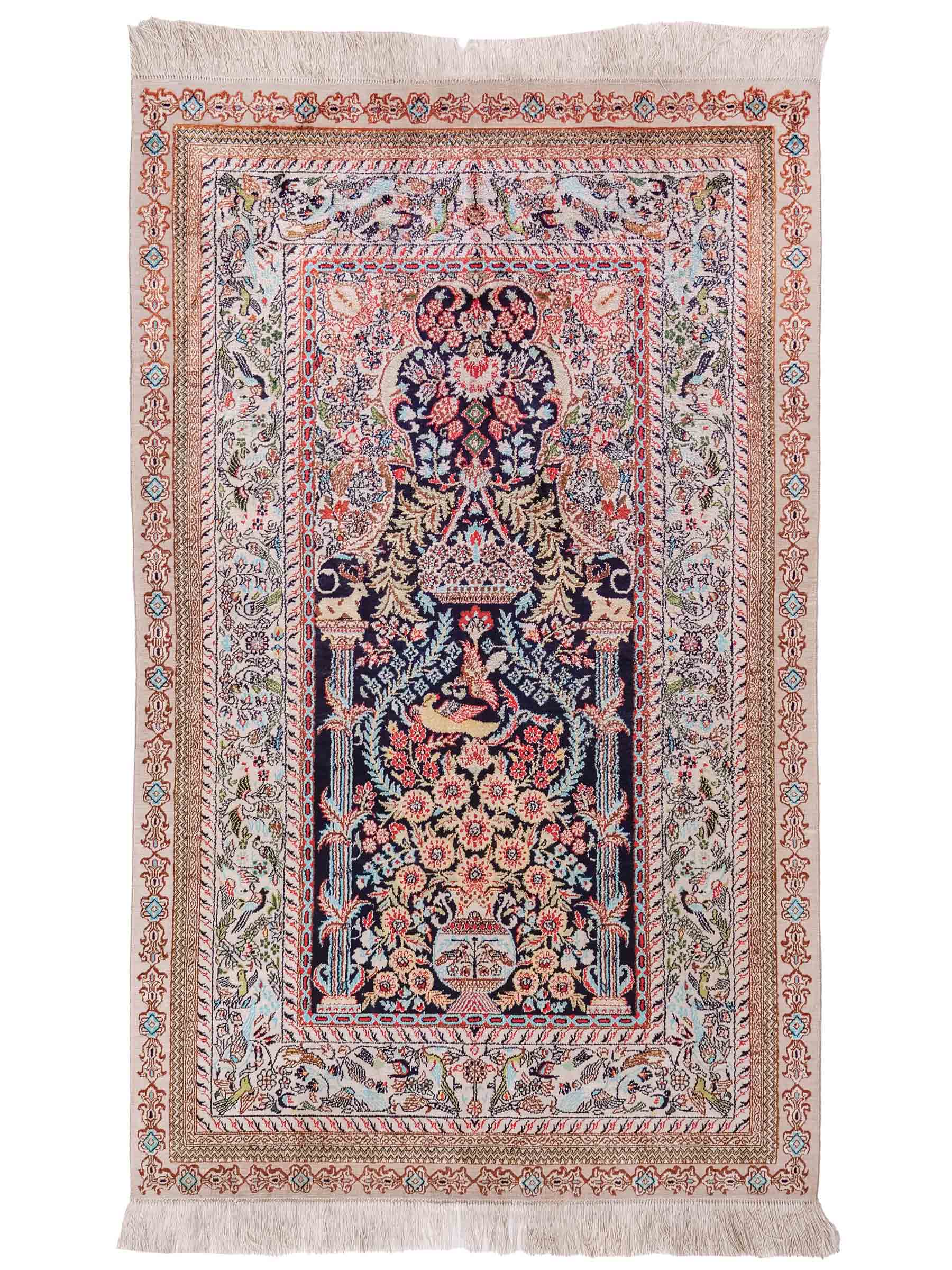 Handgeknüpfter Sino Hereke Seidenteppich von Khademi aus Seide, mehrfarbig. Chinesischer Teppich mit floralem Bildmotiv. Orientteppich, von Hand geknüpft in China. Größe: 154 cm x 91 cm. Teppichnummer: SB3-1109. Verkauf durch Jupiter Intl.