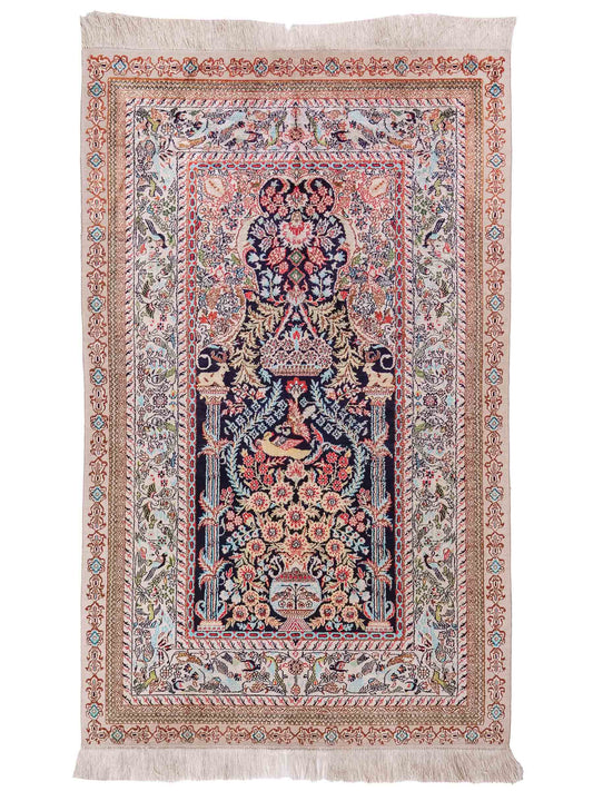 Handgeknüpfter Sino Hereke Seidenteppich von Khademi aus Seide, mehrfarbig. Chinesischer Teppich mit floralem Bildmotiv. Orientteppich, von Hand geknüpft in China. Größe: 154 cm x 91 cm. Teppichnummer: SB3-1109. Verkauf durch Jupiter Intl.