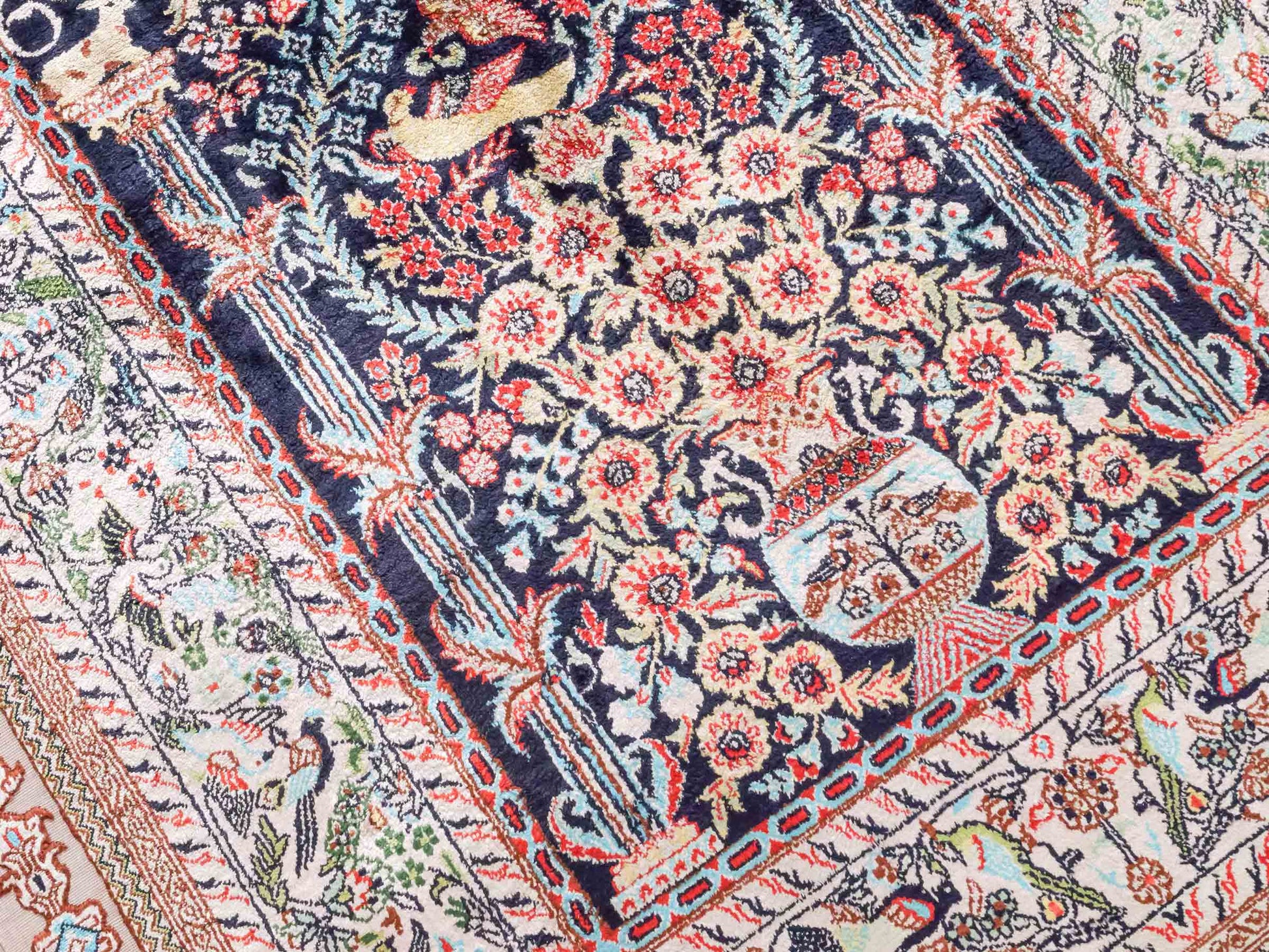 Handgeknüpfter Sino Hereke Seidenteppich von Khademi aus Seide, mehrfarbig. Chinesischer Teppich mit floralem Bildmotiv. Orientteppich, von Hand geknüpft in China. Größe: 154 cm x 91 cm. Teppichnummer: SB3-1109. Verkauf durch Jupiter Intl.