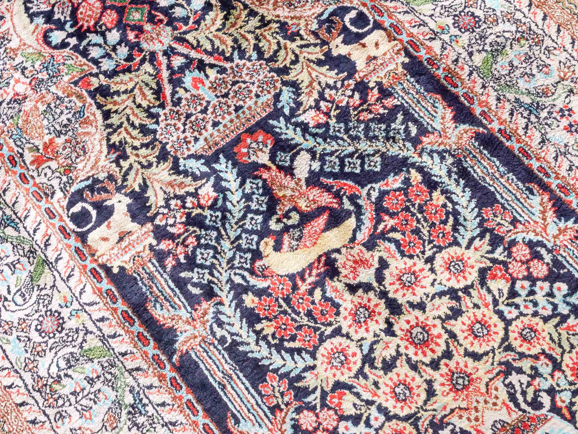 Handgeknüpfter Sino Hereke Seidenteppich von Khademi aus Seide, mehrfarbig. Chinesischer Teppich mit floralem Bildmotiv. Orientteppich, von Hand geknüpft in China. Größe: 154 cm x 91 cm. Teppichnummer: SB3-1109. Verkauf durch Jupiter Intl.