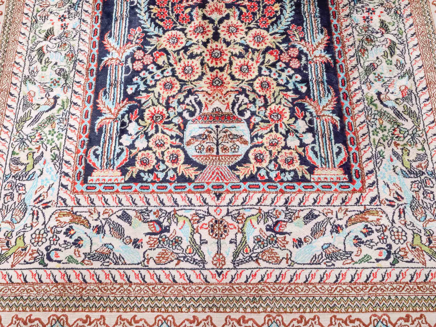 Handgeknüpfter Sino Hereke Seidenteppich von Khademi aus Seide, mehrfarbig. Chinesischer Teppich mit floralem Bildmotiv. Orientteppich, von Hand geknüpft in China. Größe: 154 cm x 91 cm. Teppichnummer: SB3-1109. Verkauf durch Jupiter Intl.