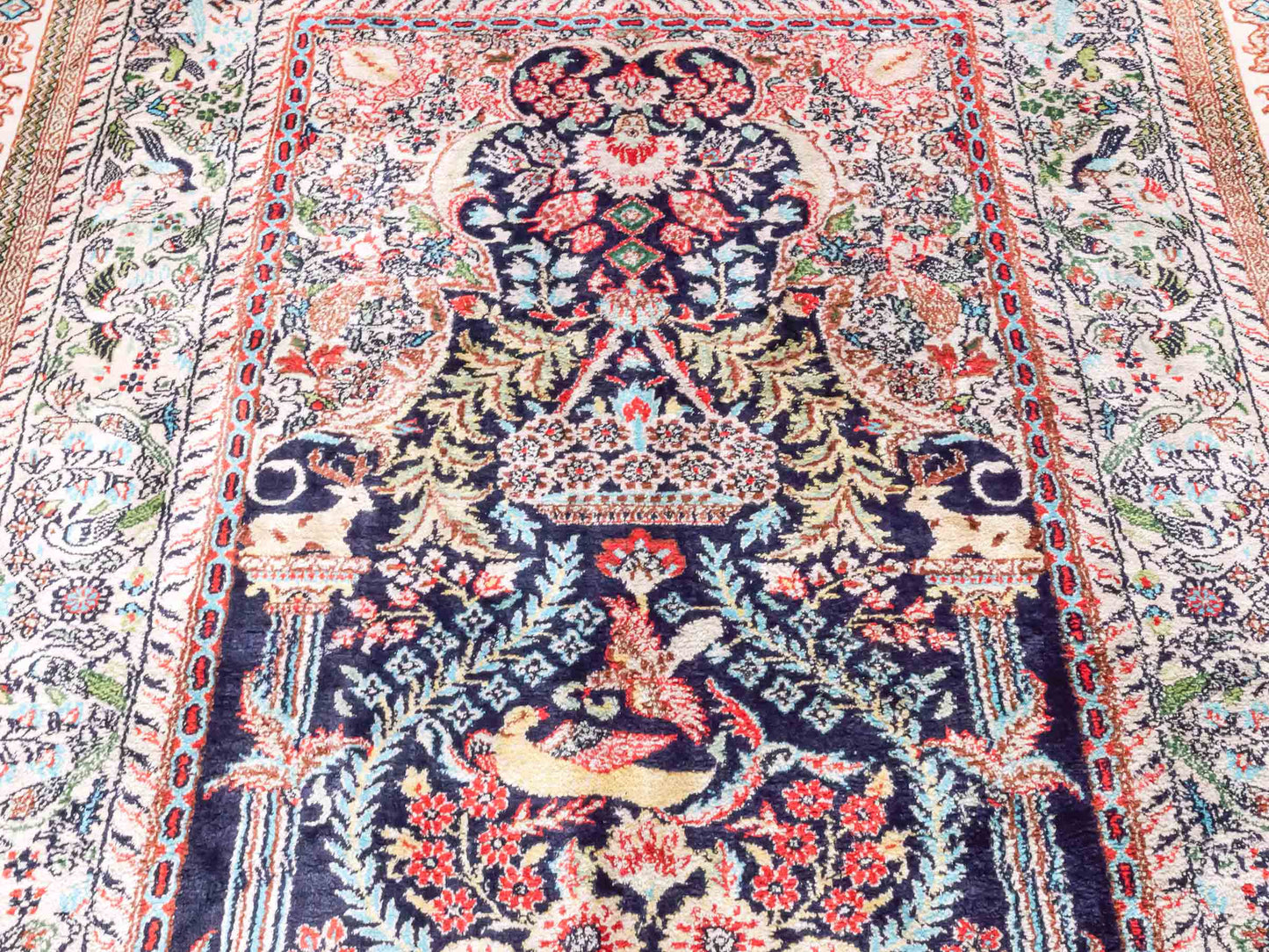 Handgeknüpfter Sino Hereke Seidenteppich von Khademi aus Seide, mehrfarbig. Chinesischer Teppich mit floralem Bildmotiv. Orientteppich, von Hand geknüpft in China. Größe: 154 cm x 91 cm. Teppichnummer: SB3-1109. Verkauf durch Jupiter Intl.